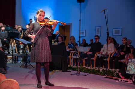 Deklica s piščalko-55